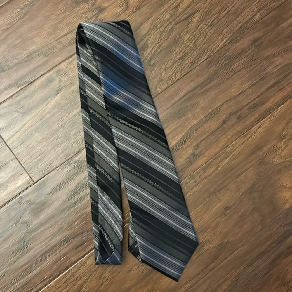 Calvin Klein tie
98% silk
Black and gray